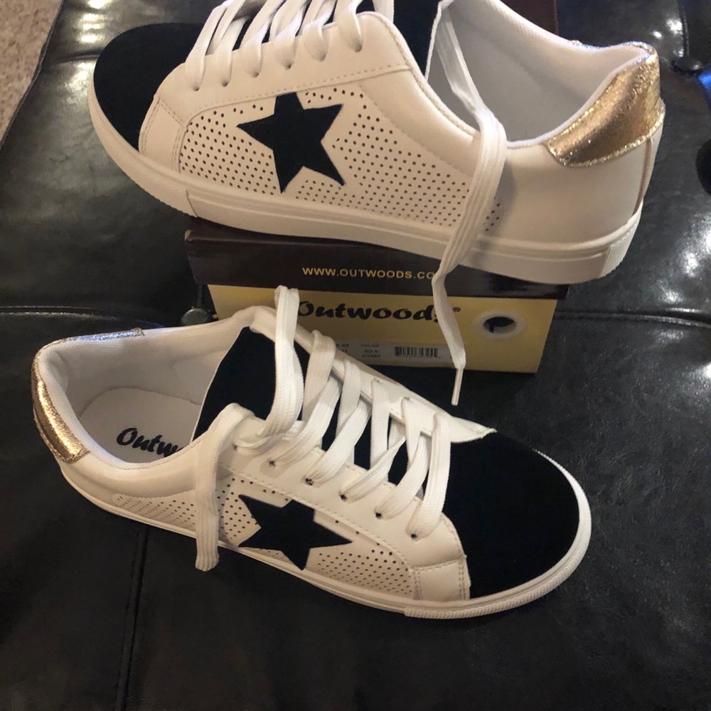 Tennis shoes